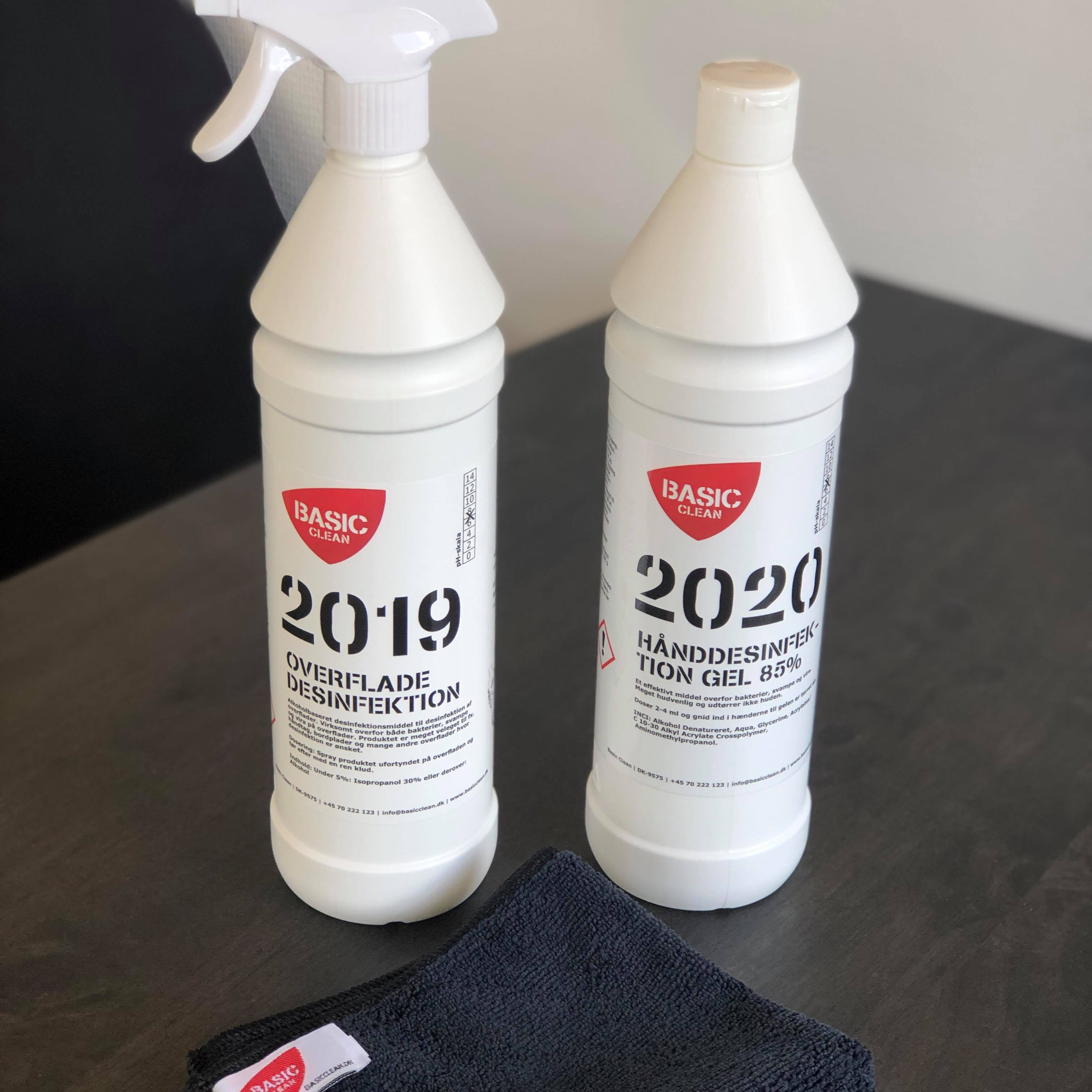 Desinfektionspakken indeholder 1 liter hånddesinfektion og 1 liter overfladedesinfektion samt en klud til overtørring - Fra BasicClean.dk