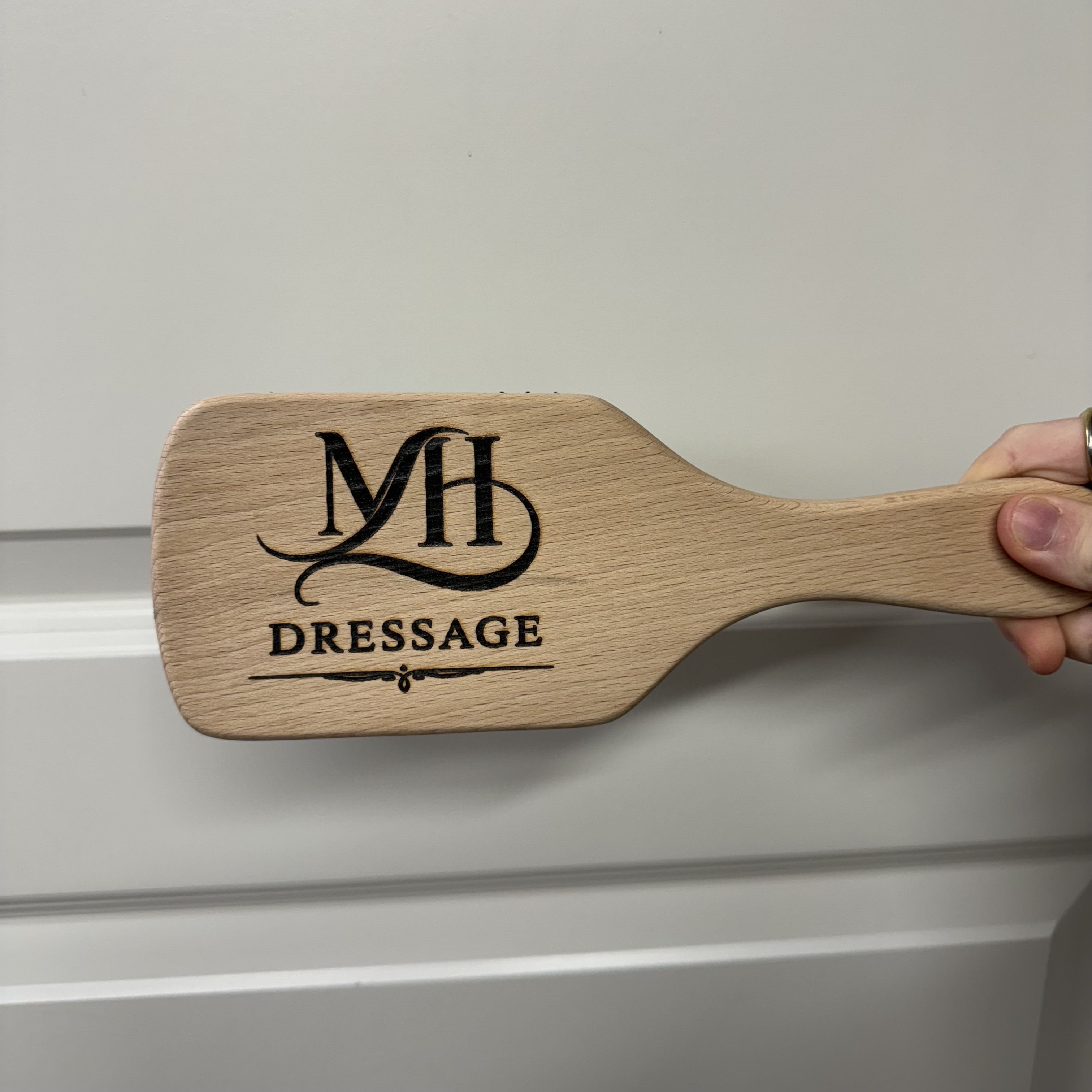 LOGO MAN- OG HALEBØRSTE - Fra BasicClean.dk