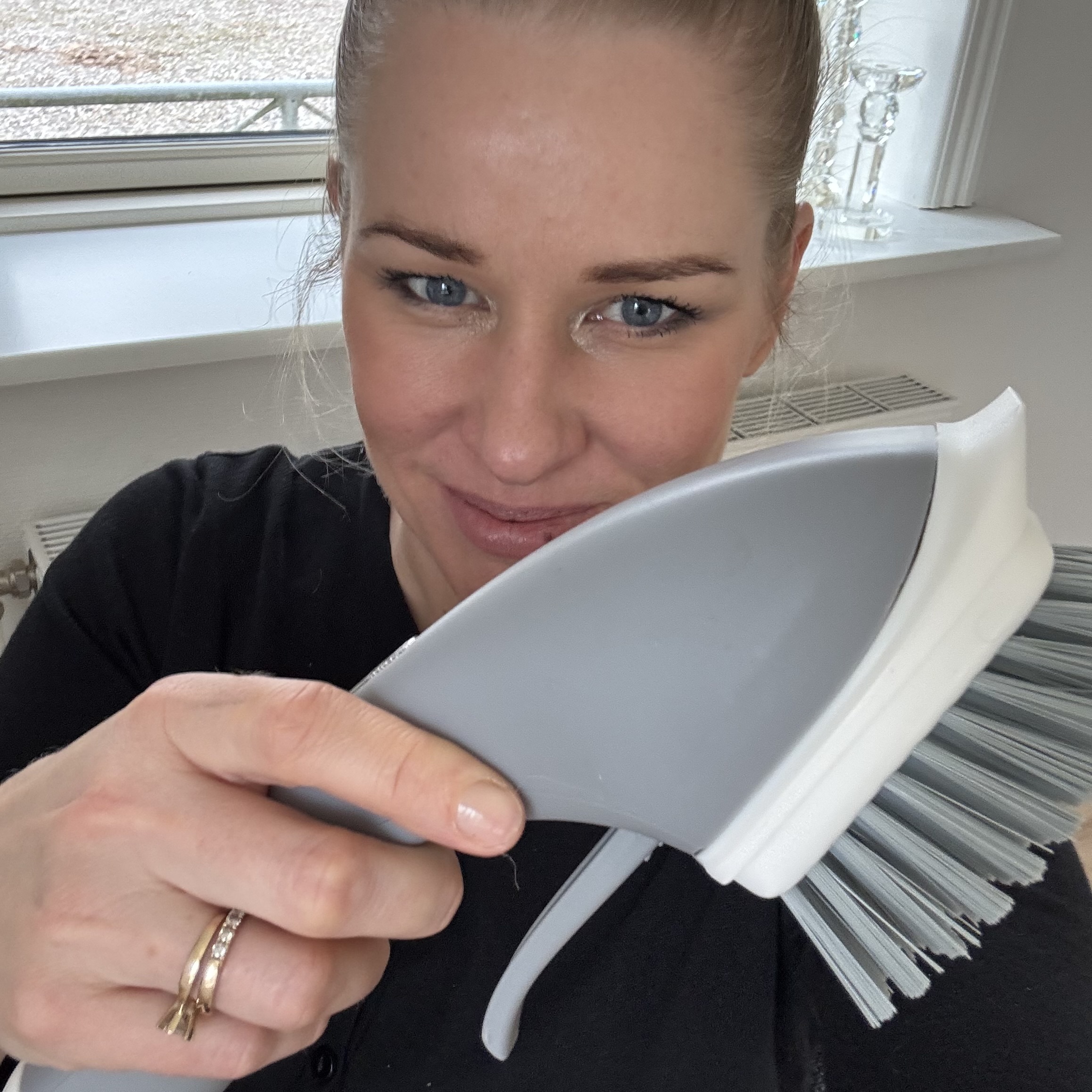 BØRSTE MED SÆBEDISPENSER - Fra BasicClean.dk