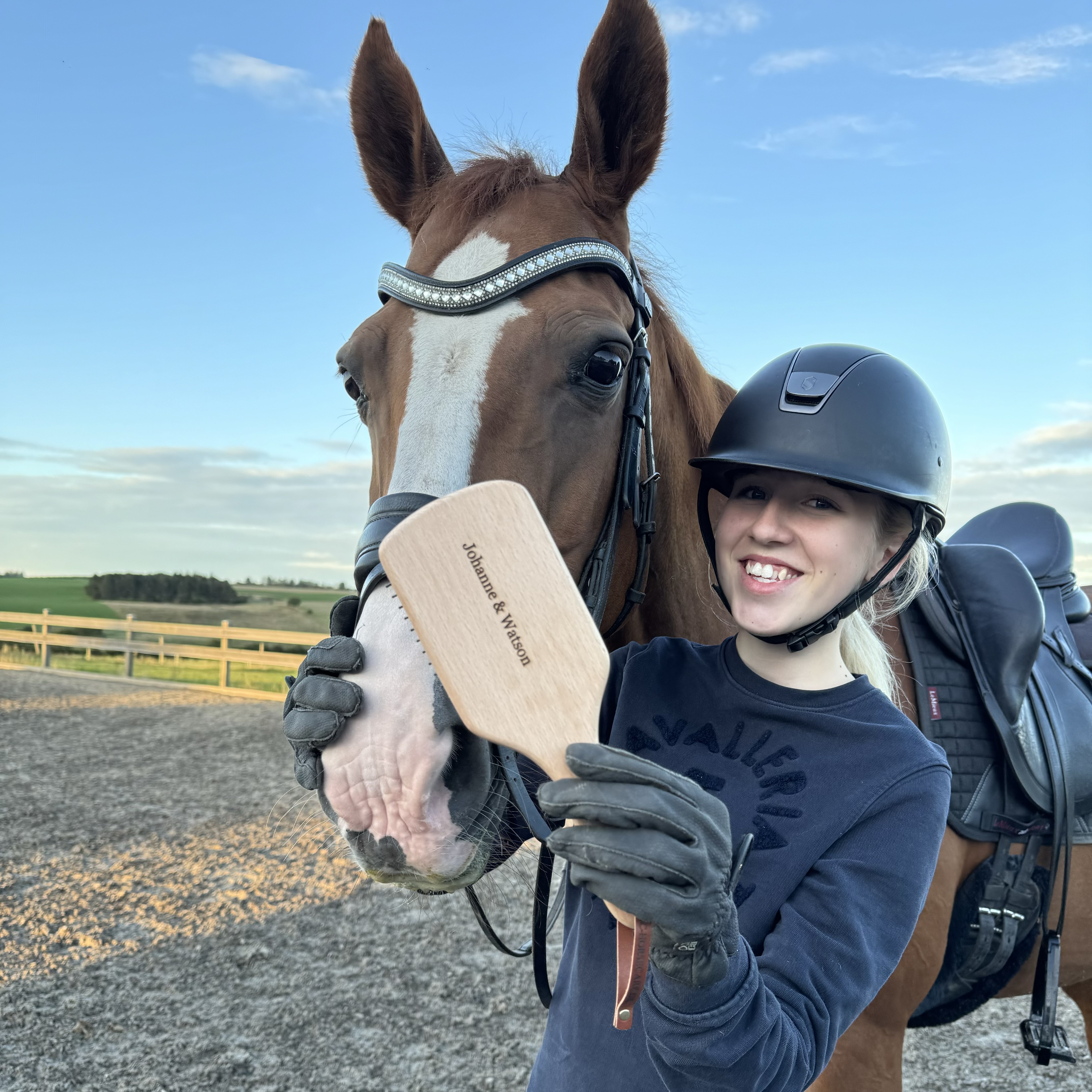 MAN- OG HALEBØRSTE M. GRAVERING