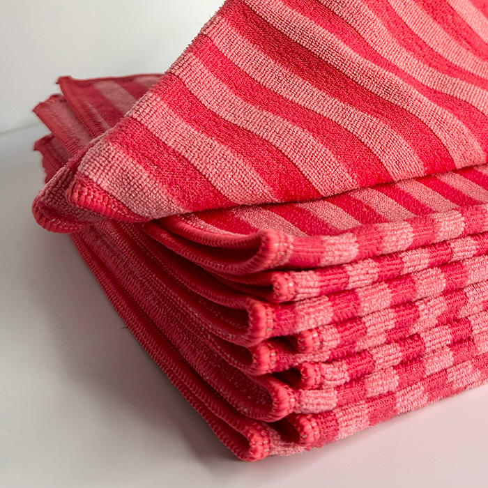 SKRUBBEKLUD I MIKROFIBER MED BANE AF BLØDT PLAST - RØD - Fra BasicClean.dk